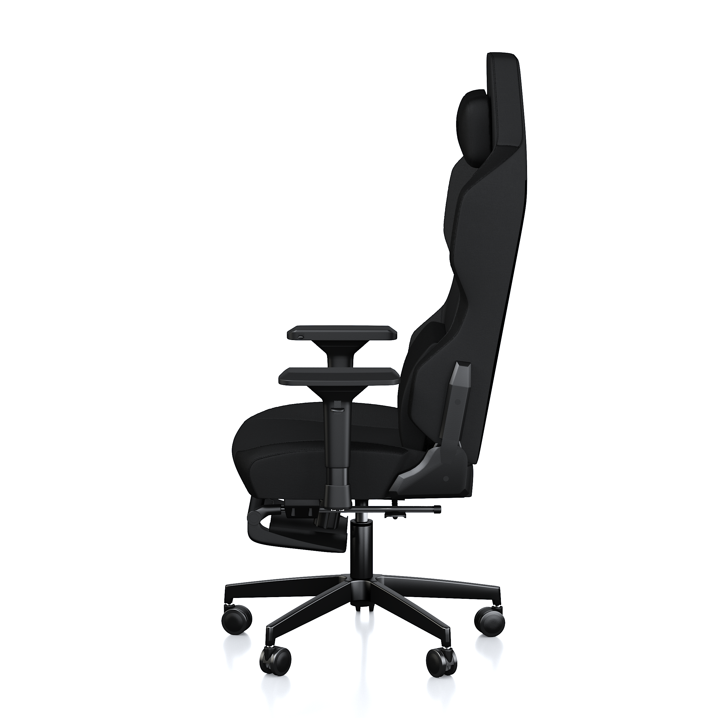 Beyaz arka planda kolçaklı, baş destekli ve tekerlekli ergonomik siyah oyuncu koltuğunun yan görünümü.