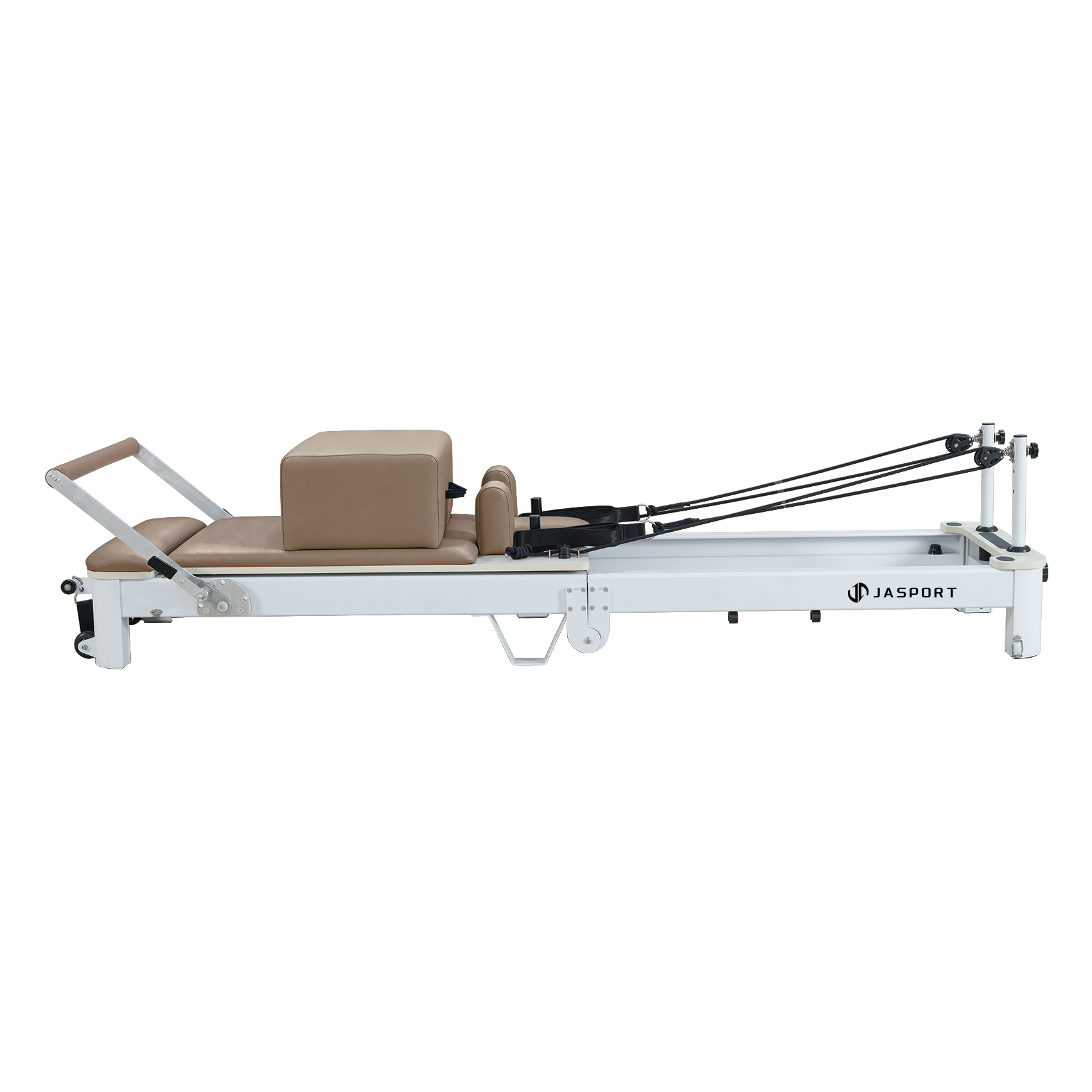 Una máquina reformer de pilates blanca con acolchado beige y correas de resistencia negras sobre un fondo blanco.