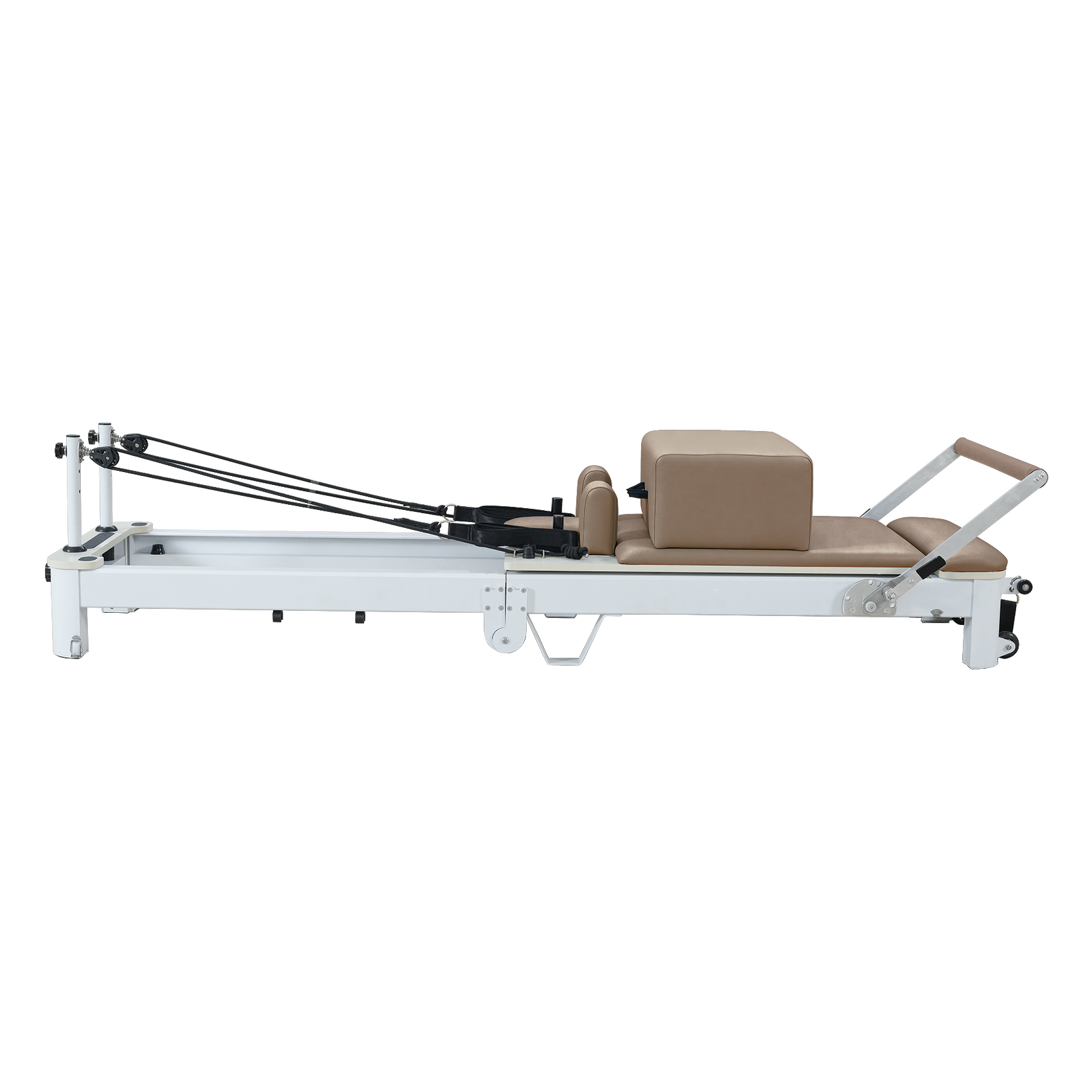 Una máquina de pilates blanca con cojines beis y correas negras sobre un fondo blanco.