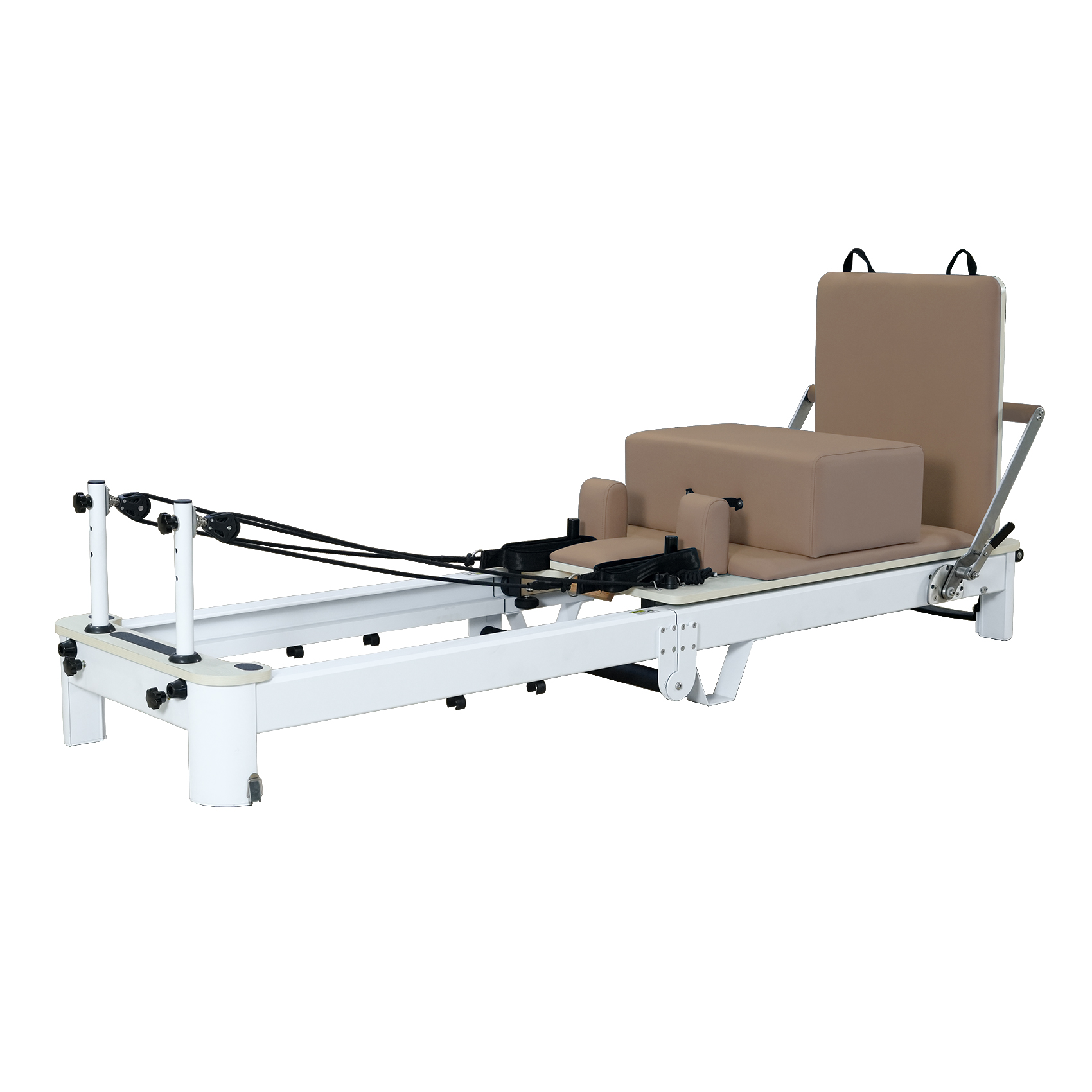 Una máquina de pilates blanca con cojines beis y cuerdas de resistencia negras.