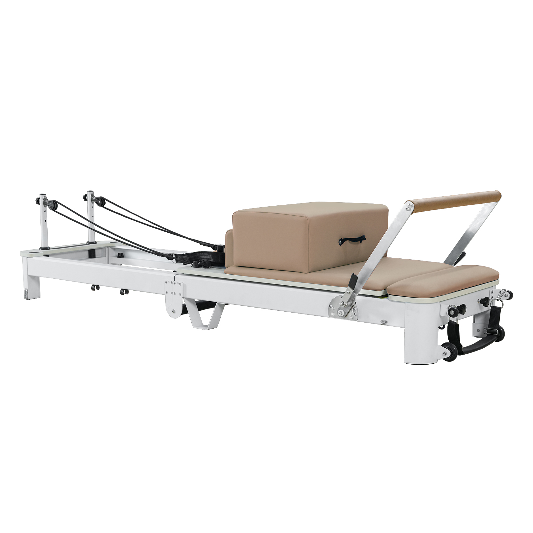Una máquina reformer de Pilates blanca con carro acolchado beige, tabla de salto y cuerdas de resistencia negras.