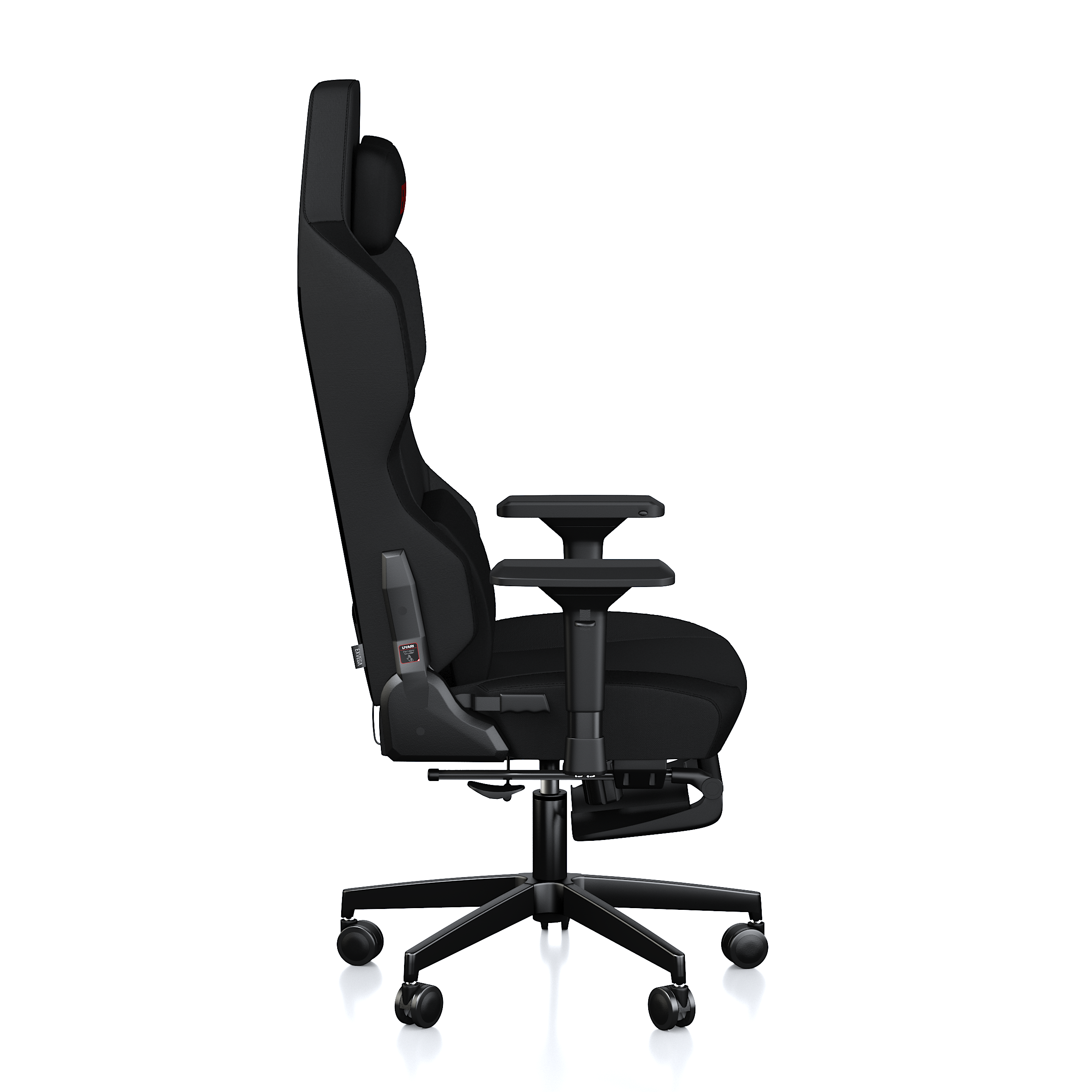 Ayarlanabilir kolçaklı, tekerlekli ve yüksek sırtlıklı siyah ergonomik oyuncu koltuğunun yandan görünümü.