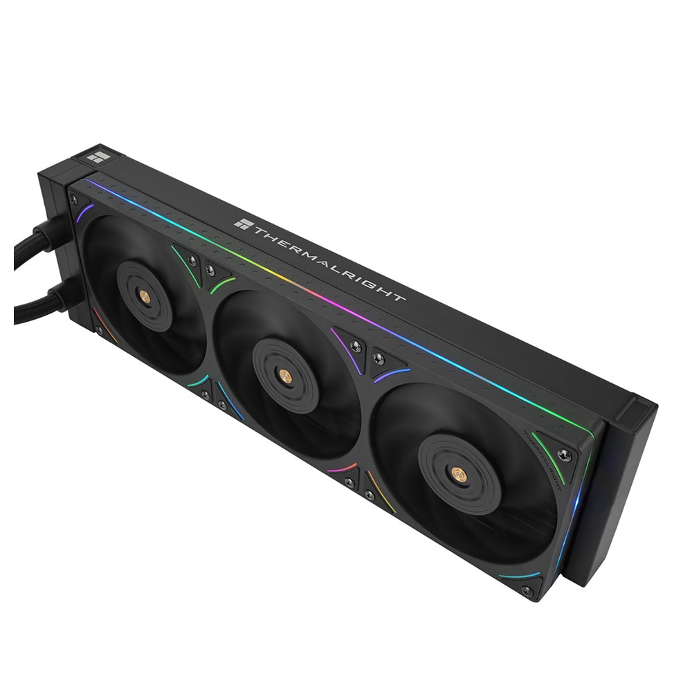 Beyaz arka planda üç aydınlatmalı fana sahip siyah bir Thermalright CPU sıvı soğutucu.