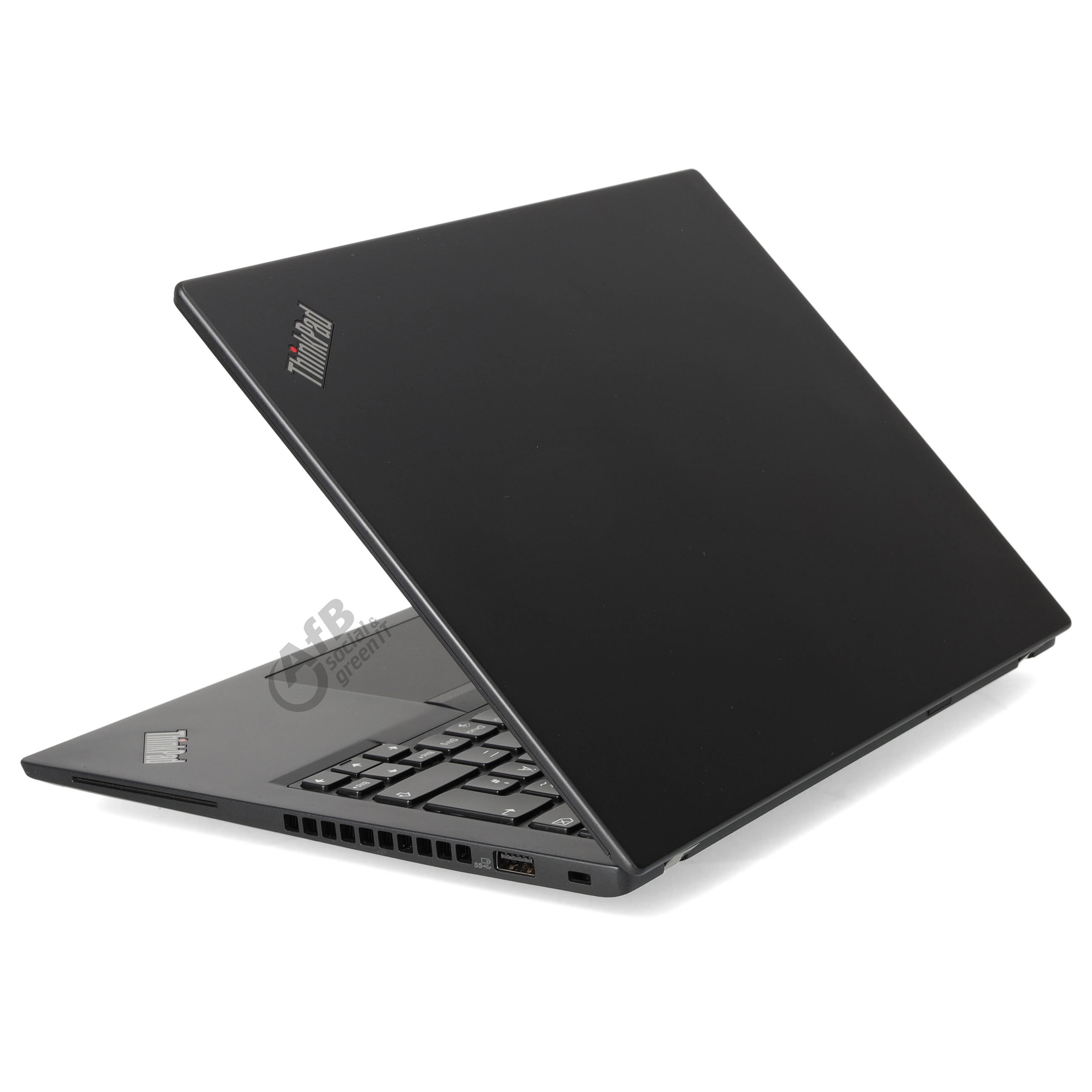 Ein geschlossener schwarzer ThinkPad-Laptop steht auf einer weißen Oberfläche mit sichtbarem Logo.