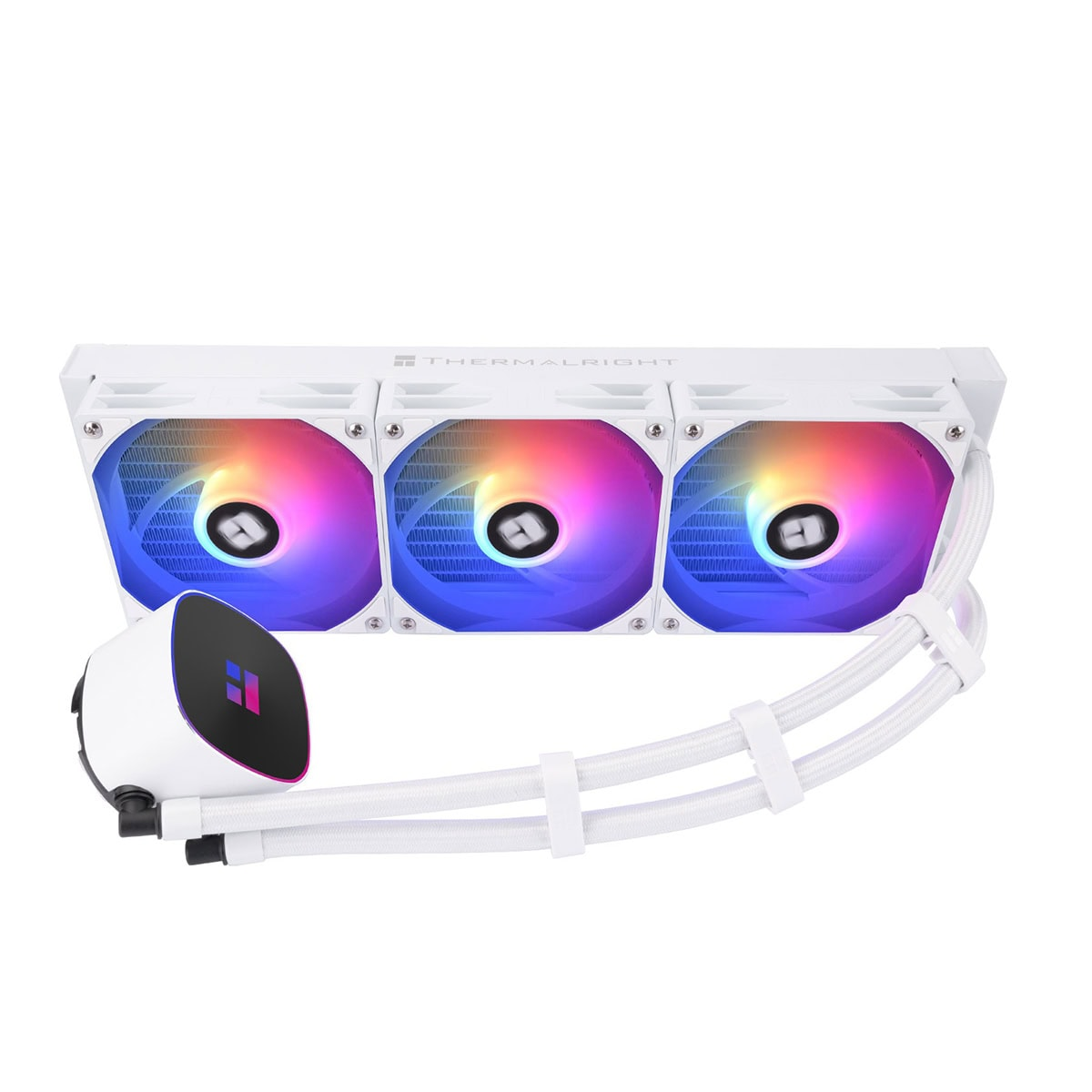 Üç RGB fanlı ve hortumlu beyaz bir PC sıvı soğutucusu.
