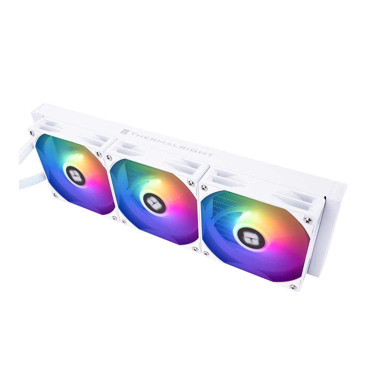 Beyaz arkaplanda üç aydınlatmalı RGB fanlı beyaz bir Thermalright PC sıvı soğutucusu.