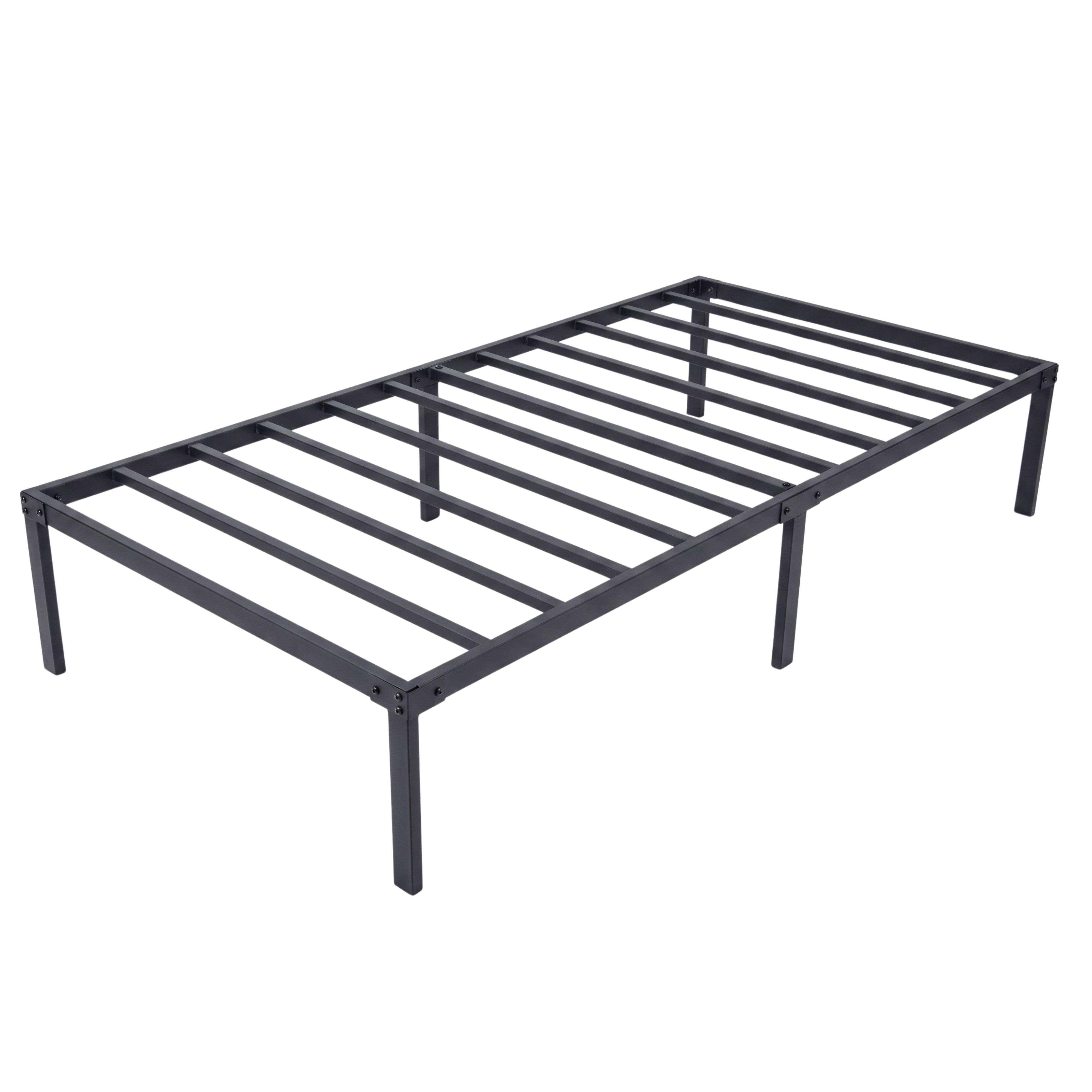 Un armazón de cama de metal negro con listones sobre fondo blanco.