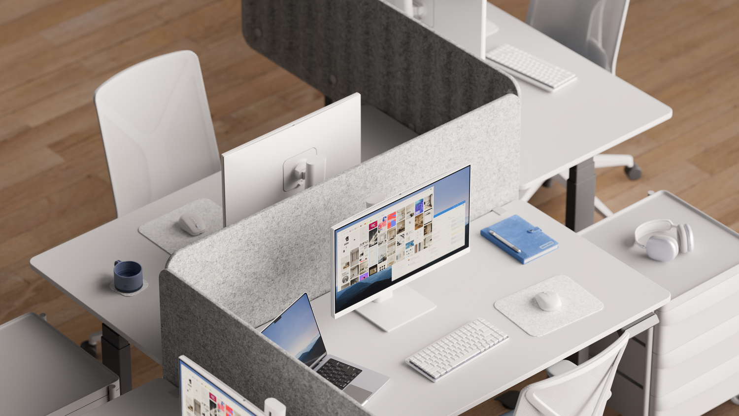 Espacio de oficina moderno con escritorios blancos, ordenadores, separadores y suelos de madera.