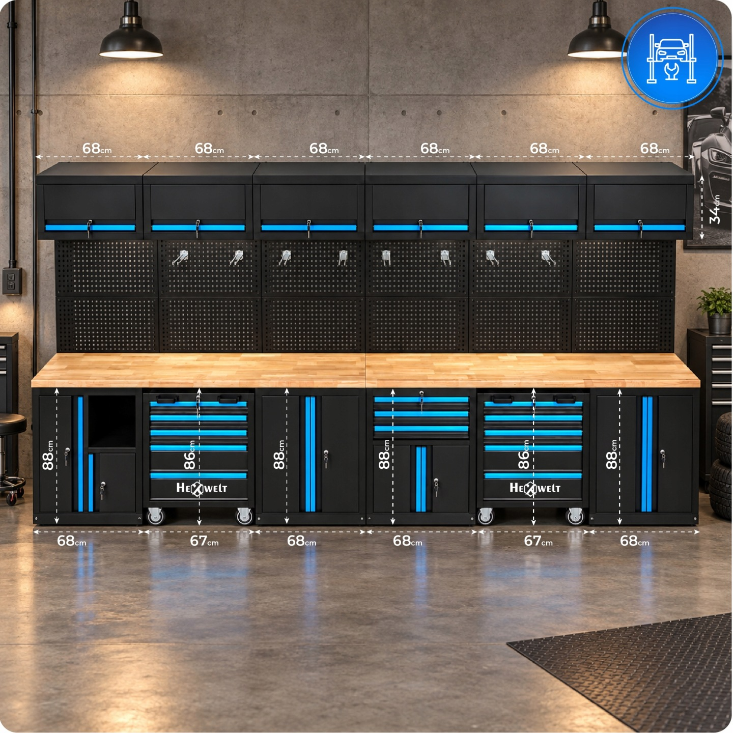 Ein großes schwarz-blaues Werkstatt-Lagermodul mit Holz-Werkbank und Maßangaben vor einer Betonwand.