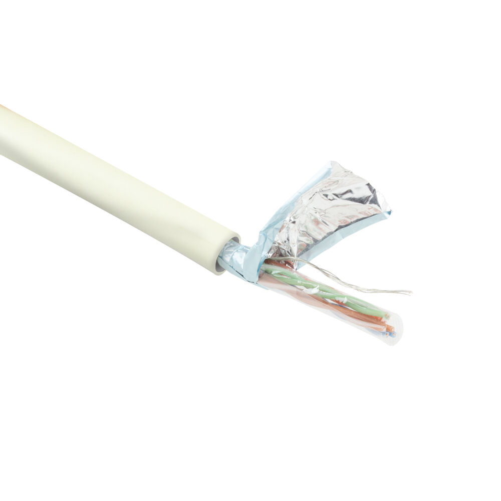Un cavo bianco è spellato, mostrando fili interni colorati e un foglio di alluminio.