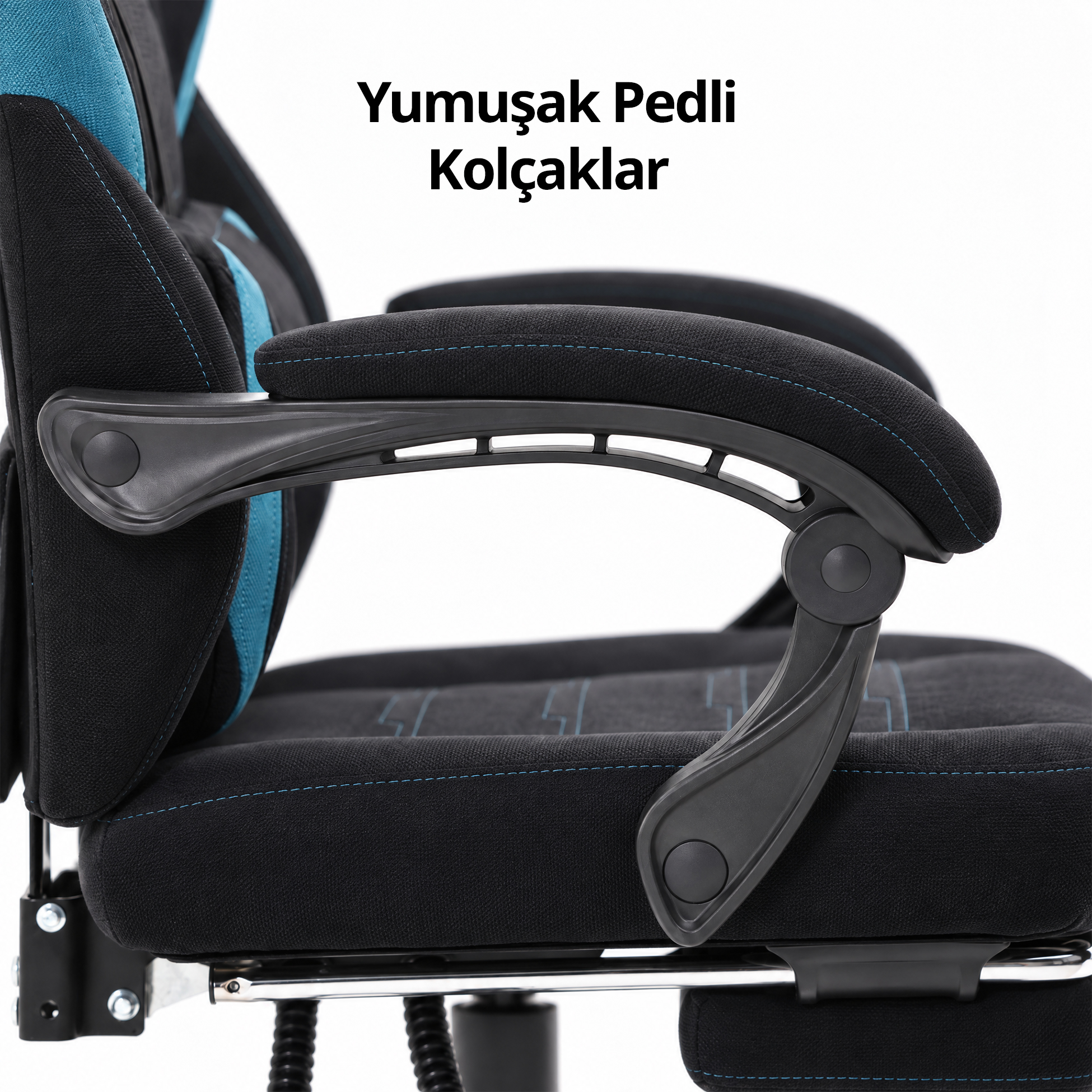 Yumuşak dolgulu siyah ve mavi oyuncu koltuğu kolçağının yakın çekimi.