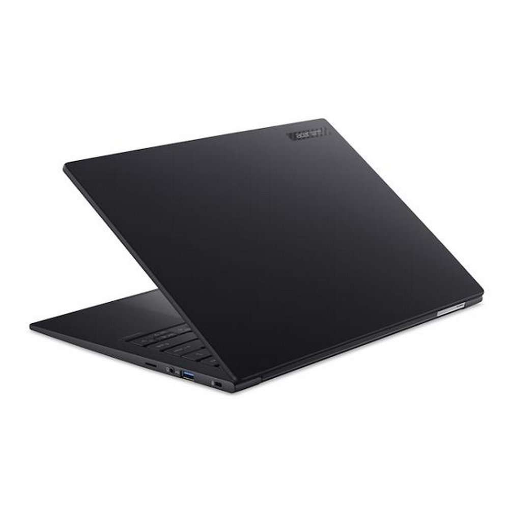 Un laptop nero chiuso poggia su una superficie bianca, mostrando porte laterali.