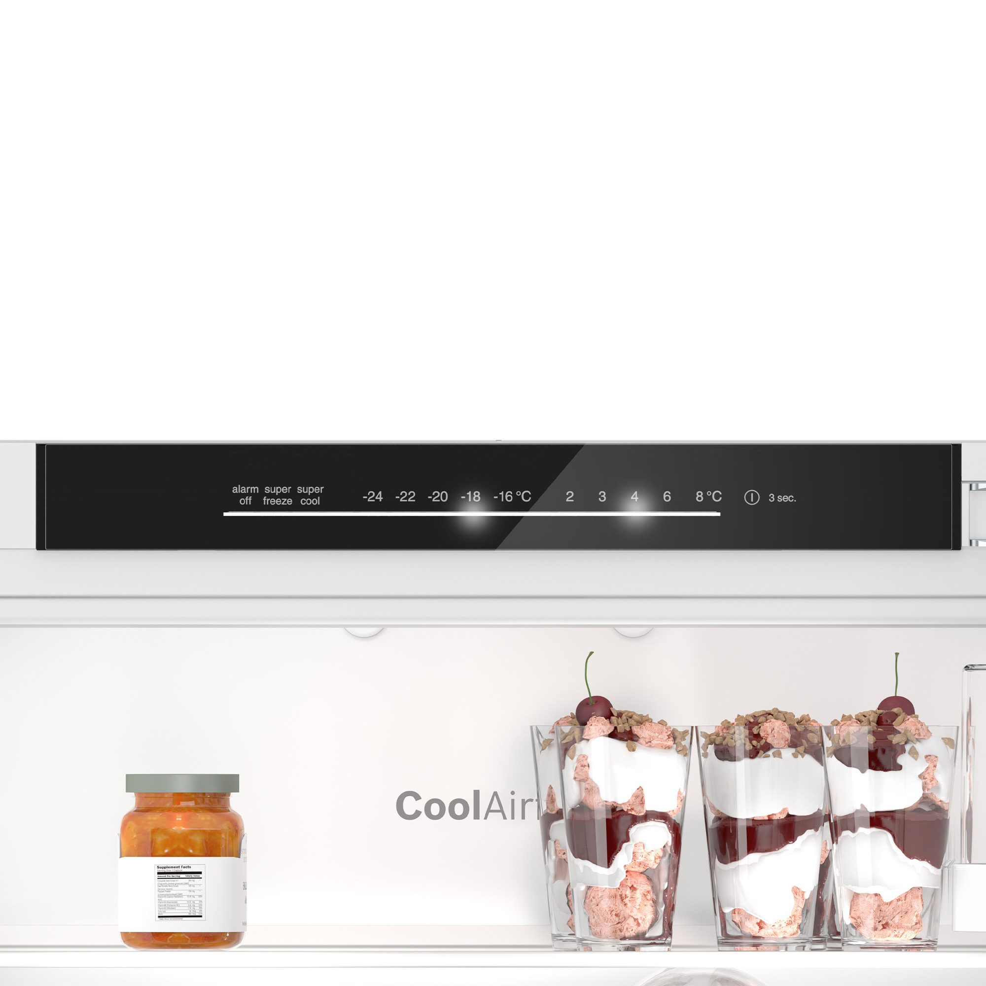 L'interno di un frigorifero bianco con display digitale della temperatura, un barattolo di marmettata e tre dessert a strati.