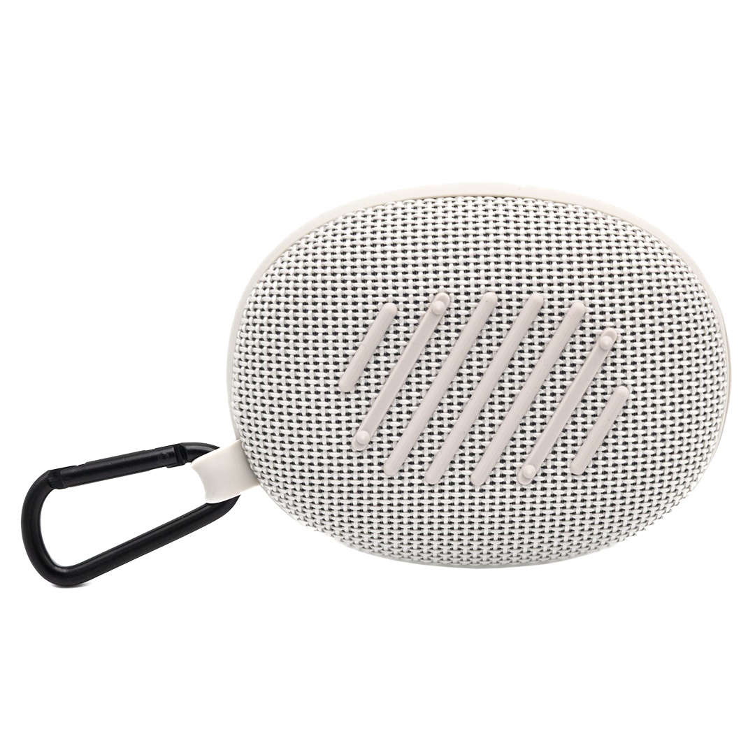 Ein ovaler, weißer Stoff-Bluetooth-Lautsprecher mit einem schwarzen Karabinerhaken auf schwarzem Hintergrund.