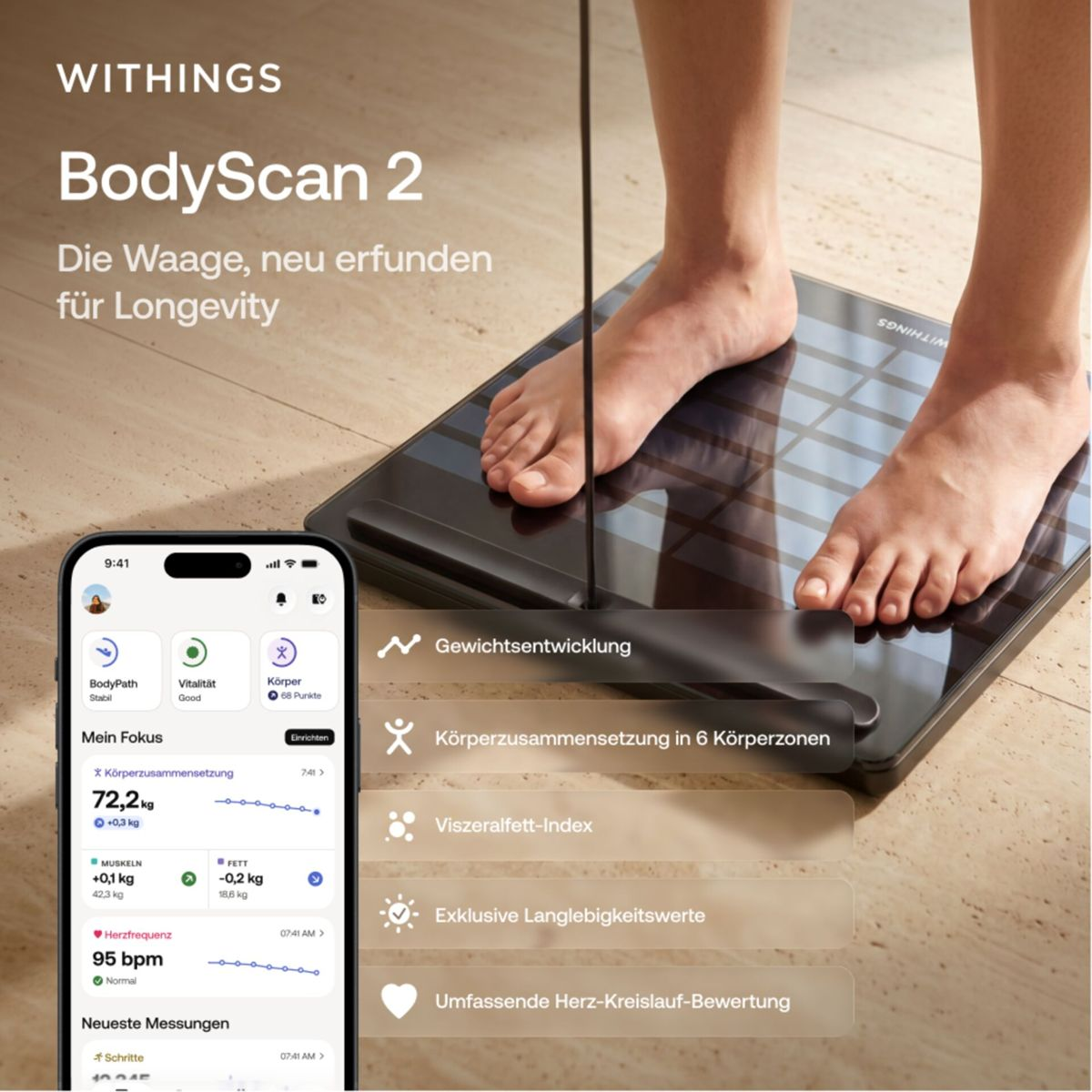 Person steht auf Withings BodyScan 2 Waage; Smartphone zeigt Gesundheitsdaten an.