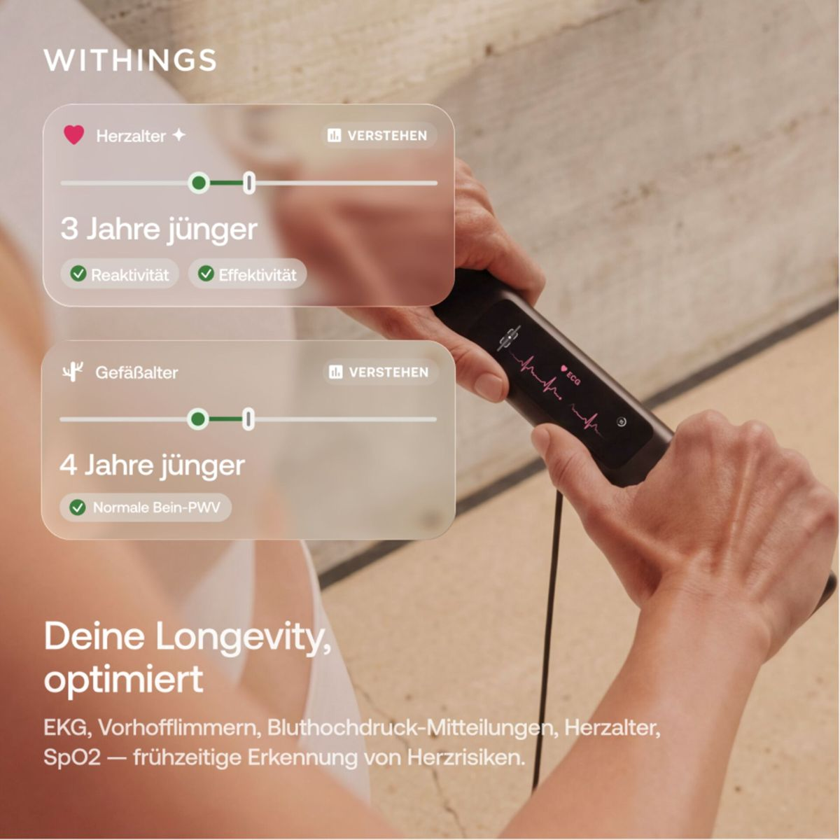 Person hält ein Withings-Gerät, mit App-Oberflächen für Herz- und Gefäßalter im Vordergrund.