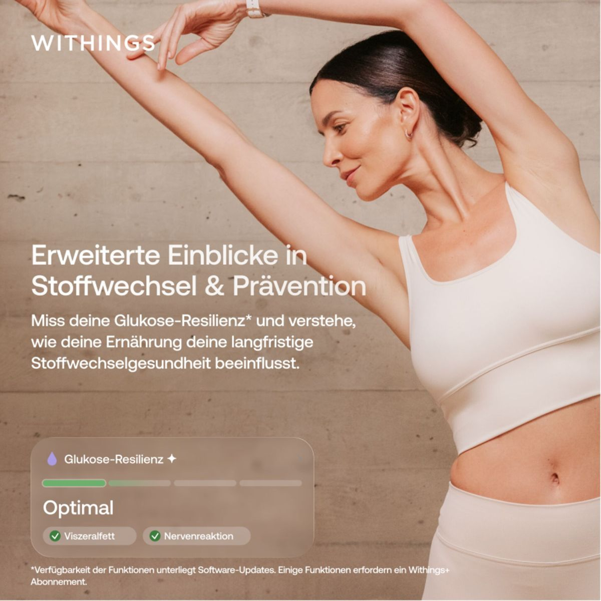 Eine Frau in weißer Sportkleidung dehnt ihre Arme vor einer Betonwand, mit eingeblendeter App-Ansicht.
