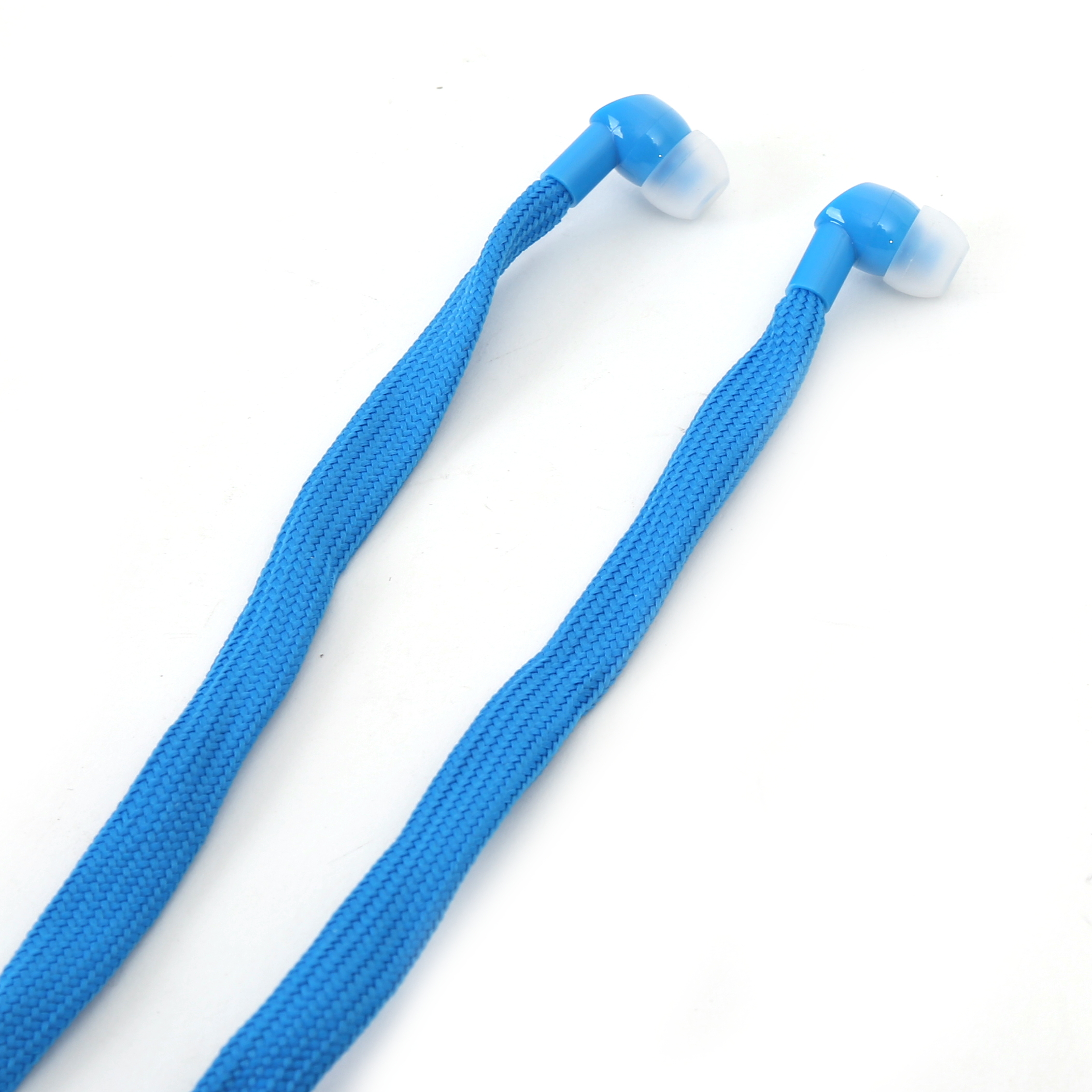 Blaue In-Ear-Kopfhörer mit Stoffkabel vor weißem Hintergrund.