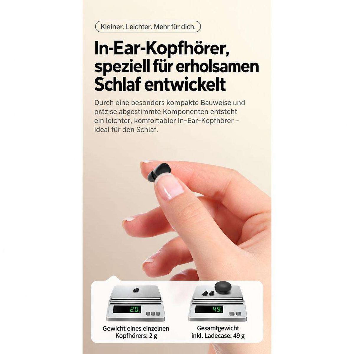 Hand hält winzigen schwarzen In-Ear-Kopfhörer, unten Gewichtsangaben auf digitalen Waagen.