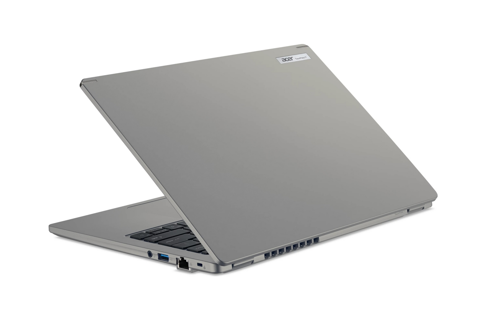 Un laptop grigio chiuso Acer TravelMate su uno sfondo bianco, fotografato di lato.