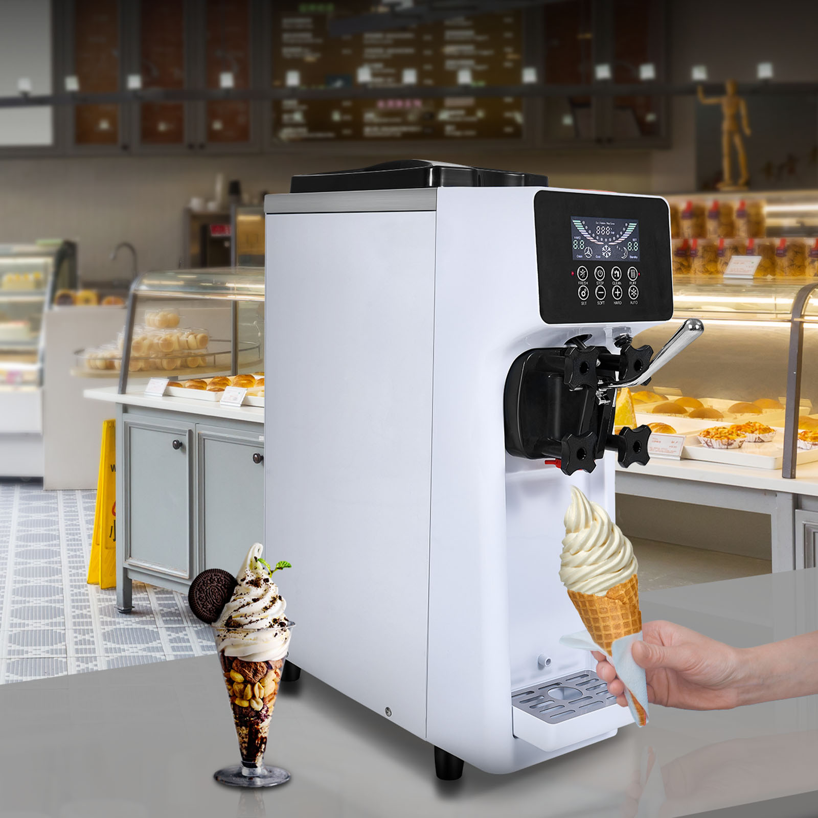 Una máquina de helados blanca en una cocina, una mano sostiene un cono y hay un vaso con helado cerca.