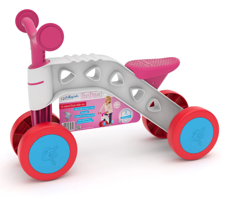 Ein weiß-pinkes Kleinkind-Vierrad mit blauen Felgen und Produktetikett.