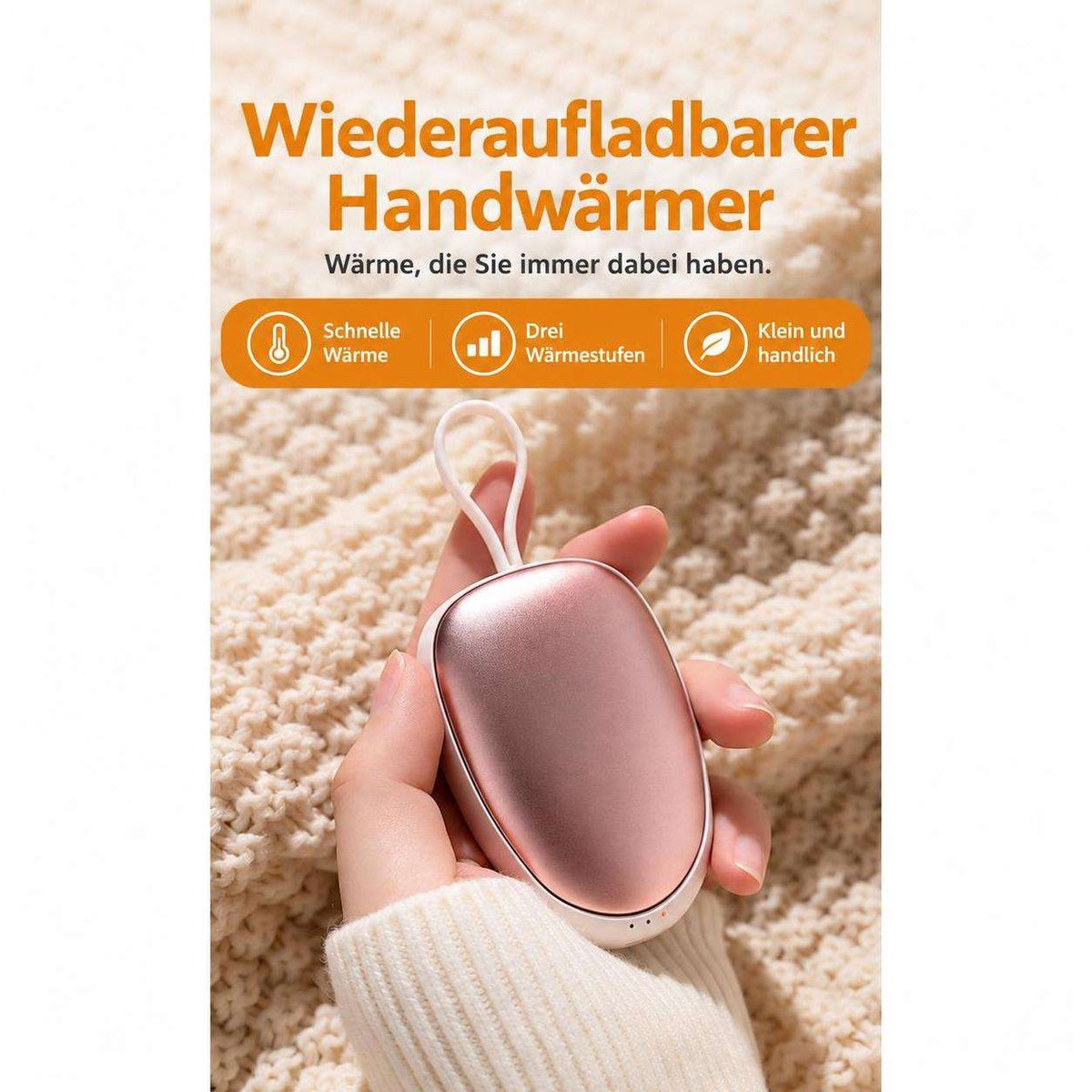 Eine Hand hält einen kleinen, roségoldenen Handwärmer vor einem gemütlichen Hintergrund.
