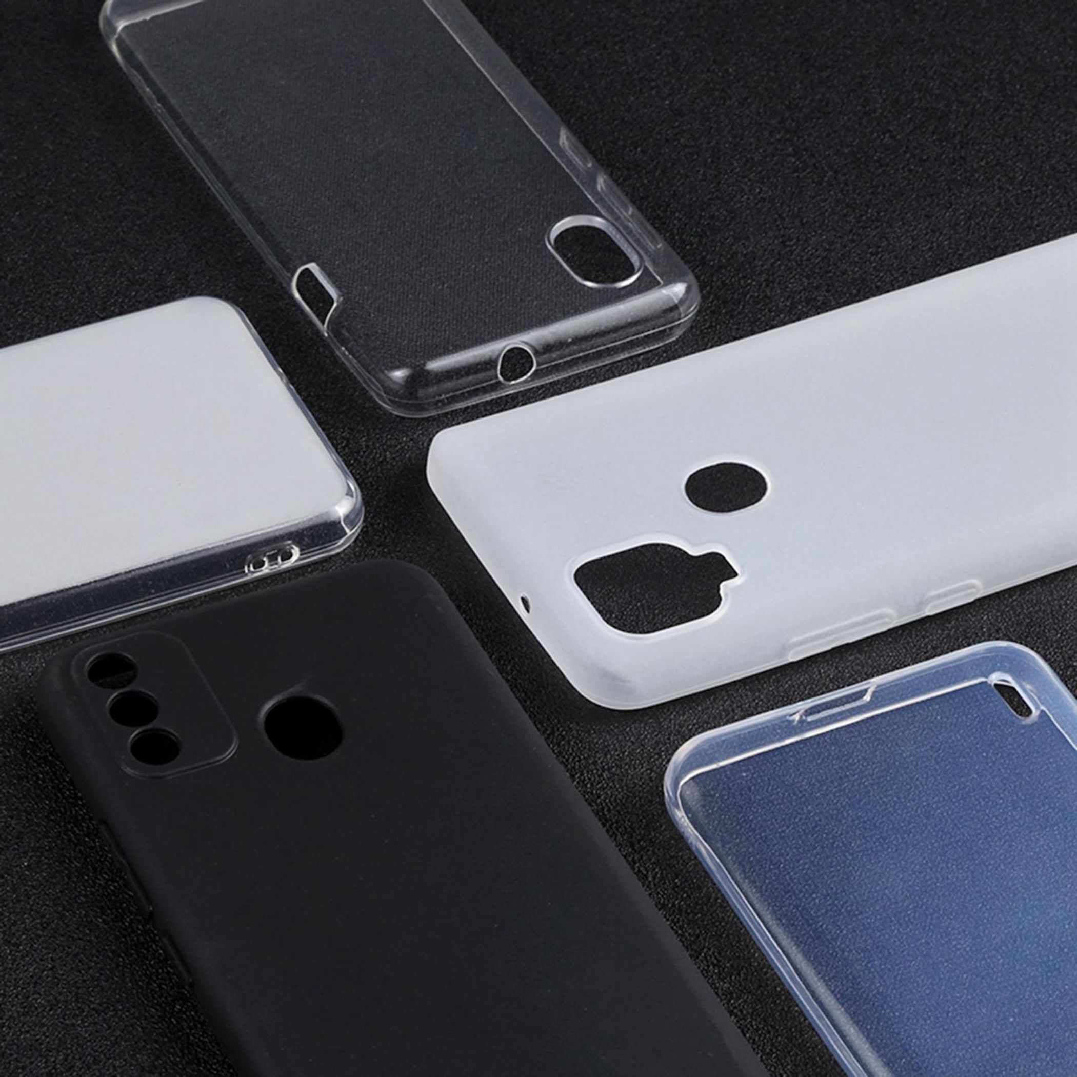 Verschiedene Smartphone-Hüllen, darunter transparente, milchige und eine schwarze Hülle, liegen auf schwarzem Hintergrund.