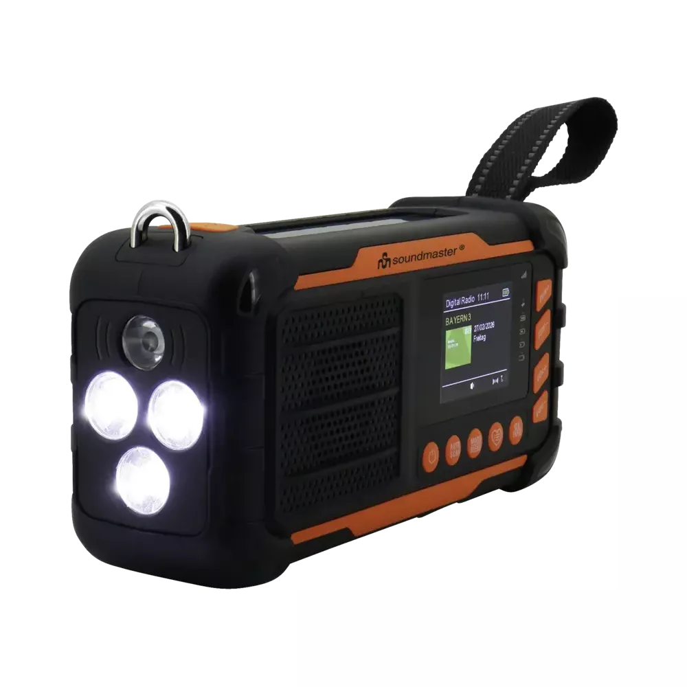Ein schwarz-oranges Soundmaster Notfallradio mit drei eingeschalteten LEDs und einem Bildschirm.
