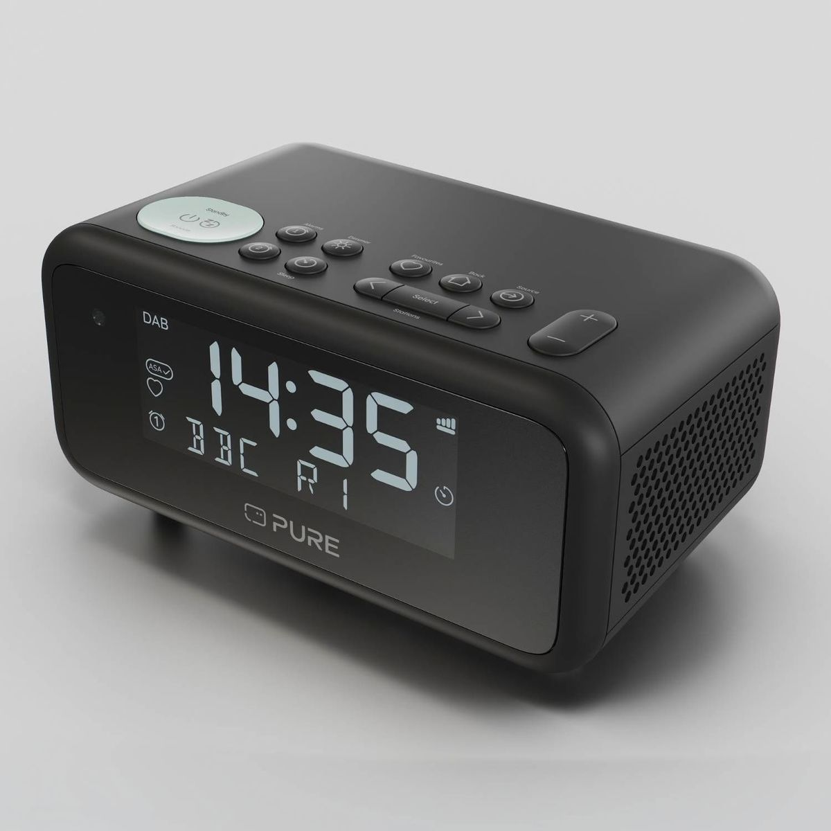 Ein schwarzes Pure Digital-Uhrenradio zeigt 14:35 und BBC R1 auf dem Bildschirm mit Bedienelementen oben.