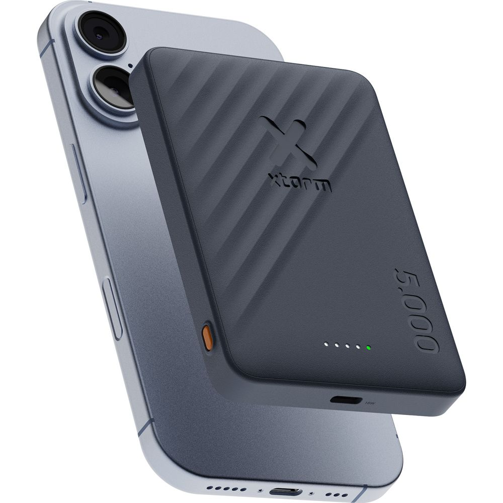 Eine dunkelgraue Powerbank mit einem X-Logo ist magnetisch an der Rückseite eines blauen Smartphones befestigt.