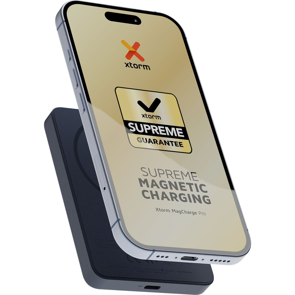 Ein silbernes Smartphone liegt auf einer dunkelgrauen Powerbank, der Bildschirm zeigt ein Xtorm-Logo und Garantietext.