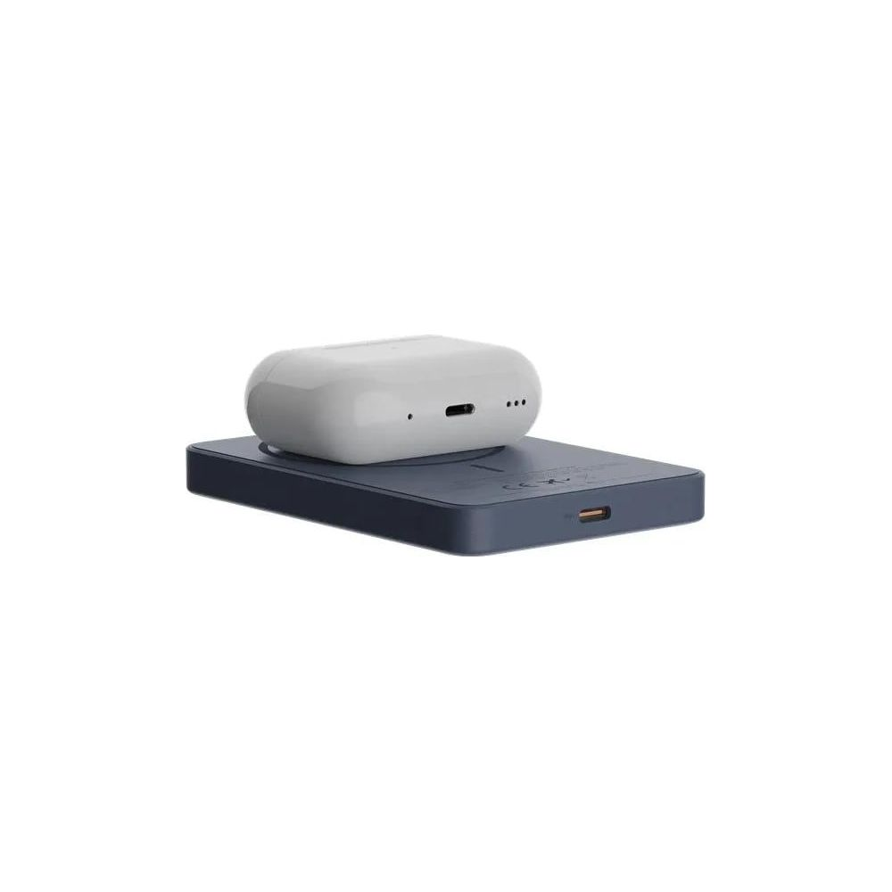 Eine weiße AirPods-Ladeschale liegt auf einer blauen kabellosen Ladestation vor weißem Hintergrund.
