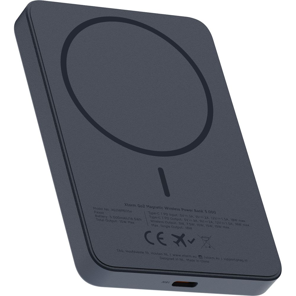 Eine schwarze kabellose Xtorm Go2 Powerbank mit runder Markierung und USB-C-Anschluss.