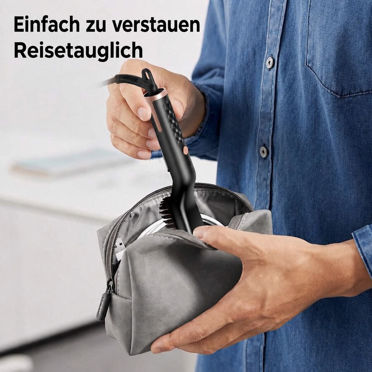 Eine Person verstaut eine schwarze Haarbürste in einer grauen Reisetasche.