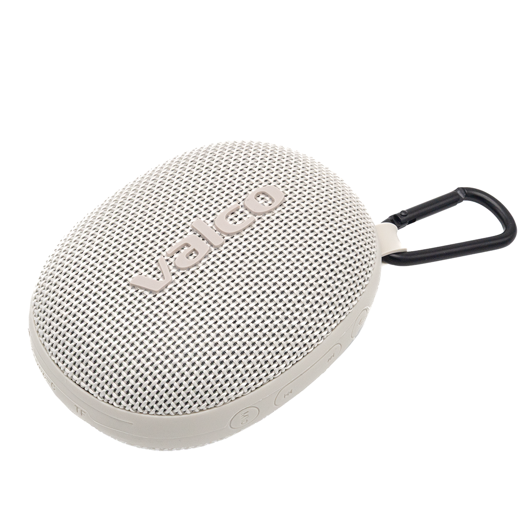 Ein ovaler, beiger Valco-Bluetooth-Lautsprecher mit Stoffbezug und schwarzem Karabinerhaken.