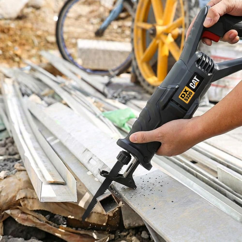 Bir kişi açık havada siyah CAT kılıç testere ile metal levhaları kesiyor.