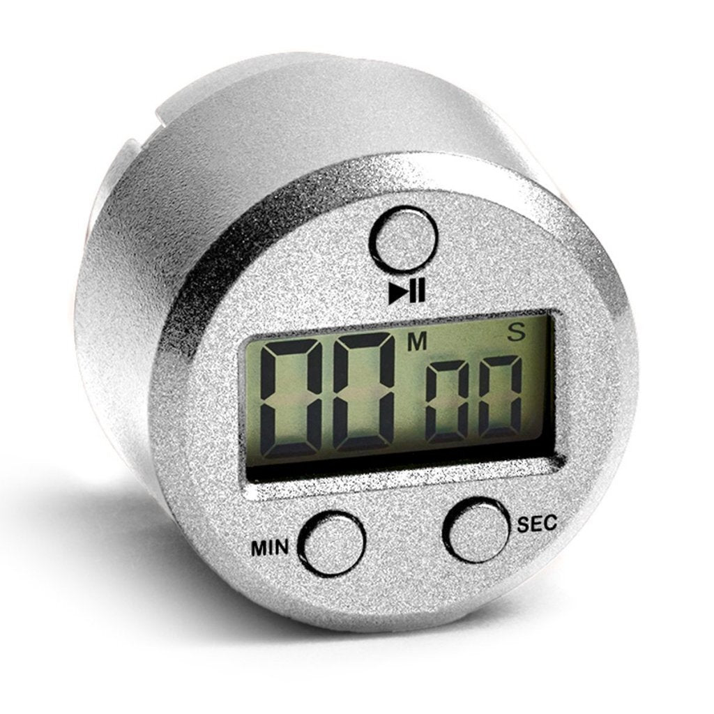Un timer da cucina digitale rotondo color argento con display e tre pulsanti su sfondo bianco.