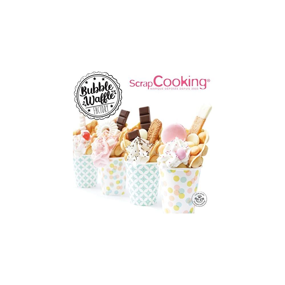 Quattro tazze colorate di waffle a bolle con panna montata, cioccolato e biscotti su sfondo bianco.