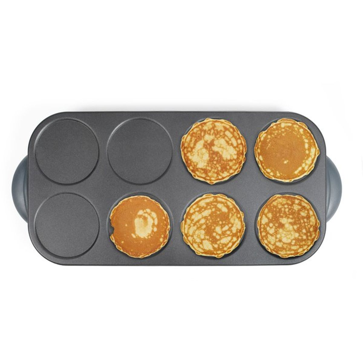 Una piastra grigia con stampi rotondi, contenente cinque pancake dorati in quattro degli scomparti.