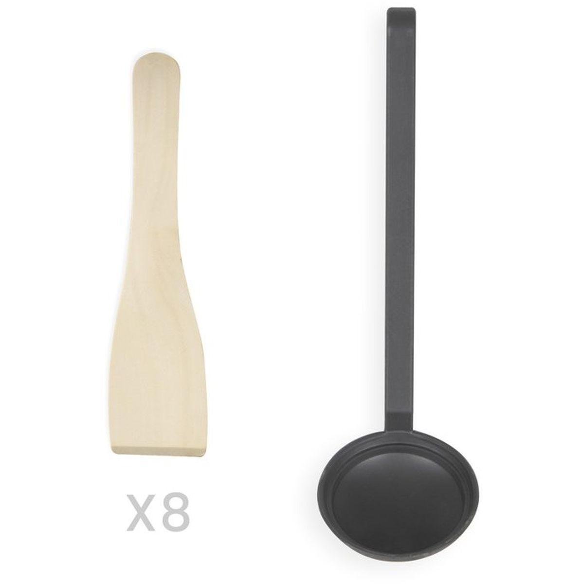 Una spatola di legno e un mestolo da zuppa grigio su sfondo bianco.