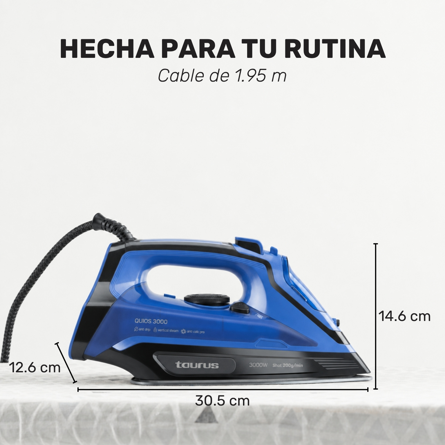 Una plancha de vapor azul Taurus Quios 3000 con indicadores de dimensiones sobre fondo claro.