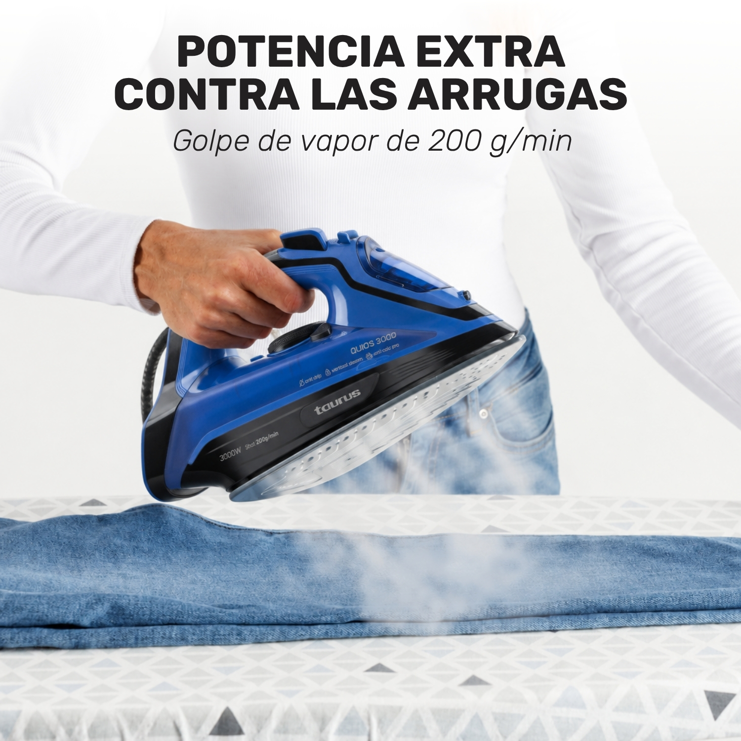 Una mujer planchando jeans con una plancha de vapor azul, texto.