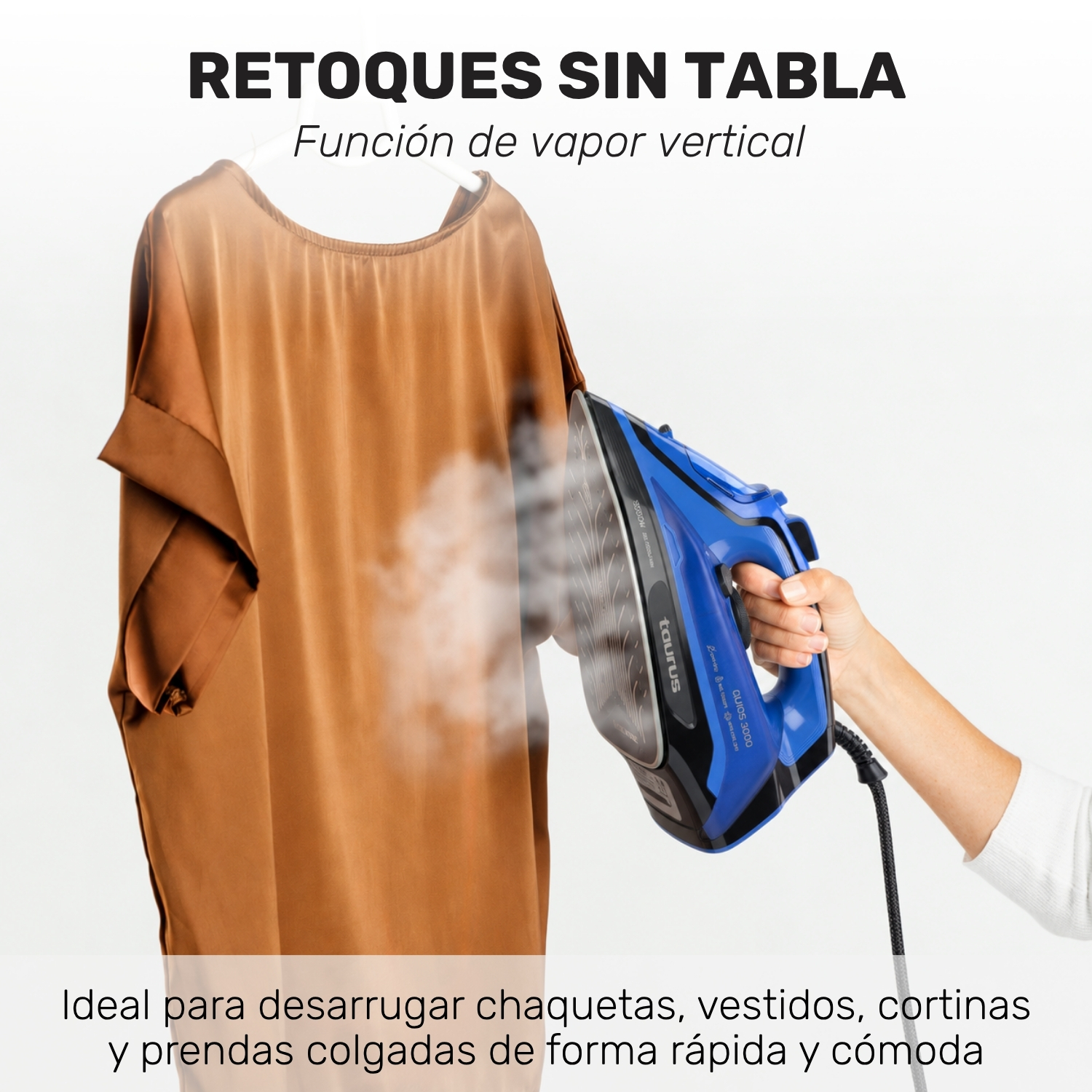 Una mano sostiene una plancha de vapor azul liberando vapor sobre un vestido marrón colgado en una percha.
