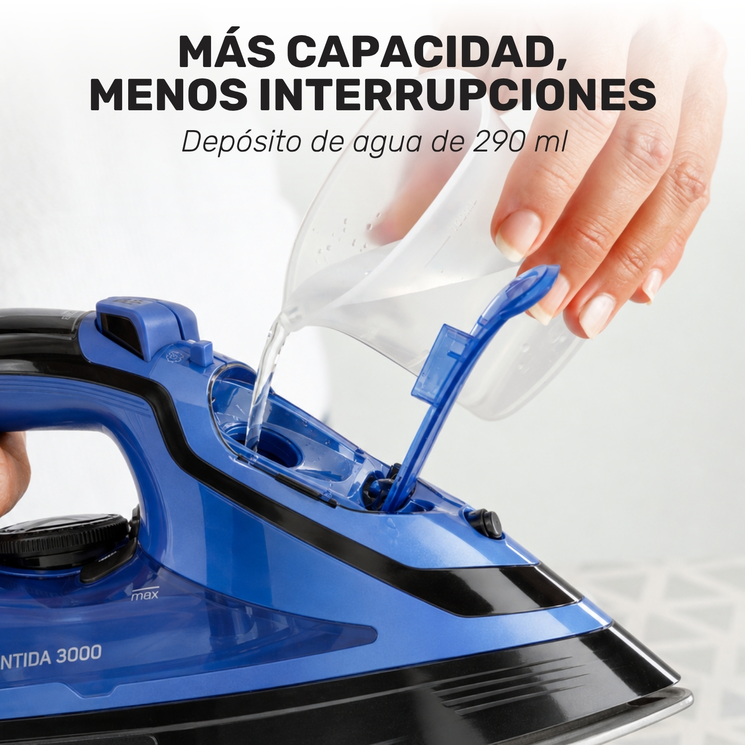 Una mano vierte agua de una taza medidora en el tanque de una plancha azul y negra con texto promocional.