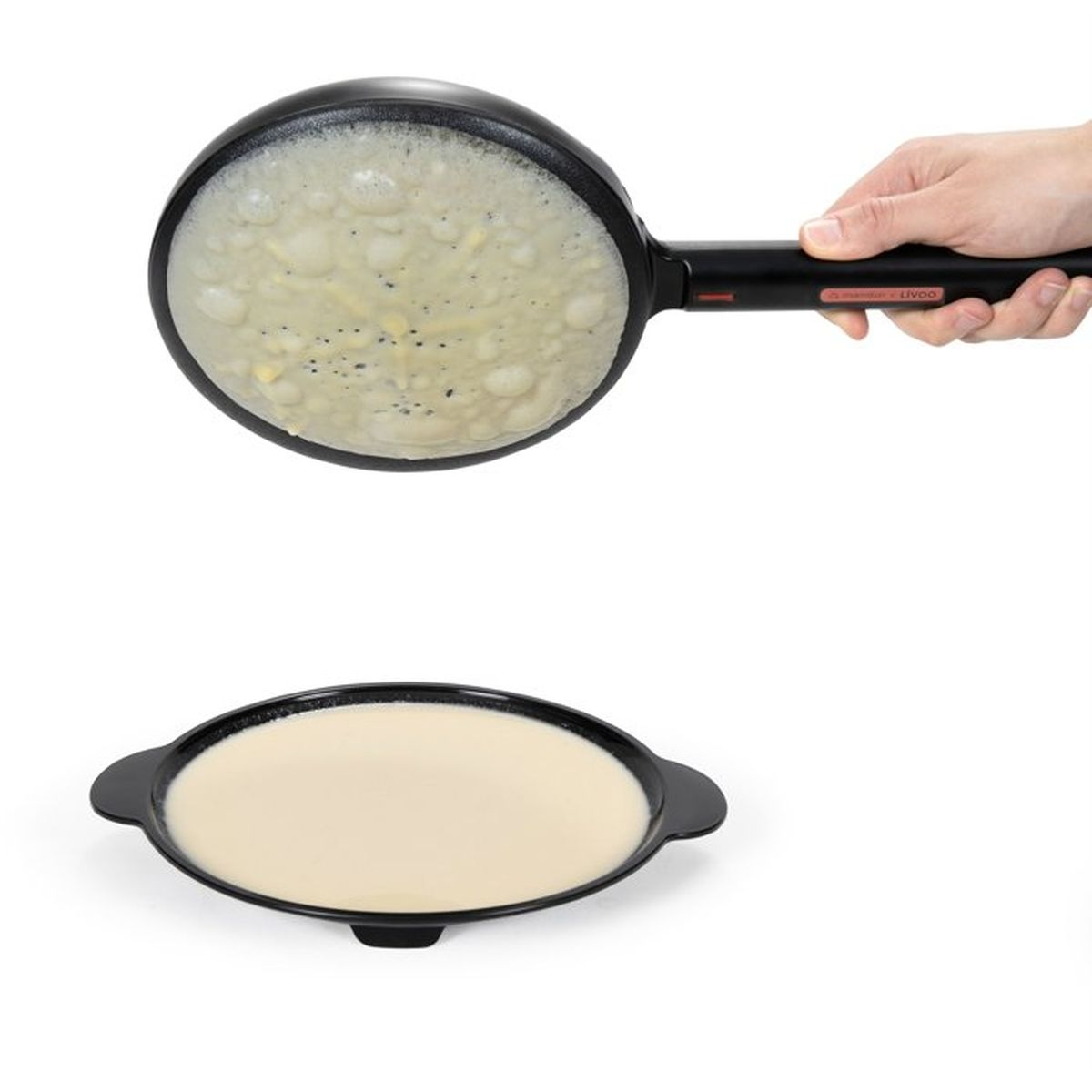 Mano tiene una padella nera sopra una piastra con pastella.