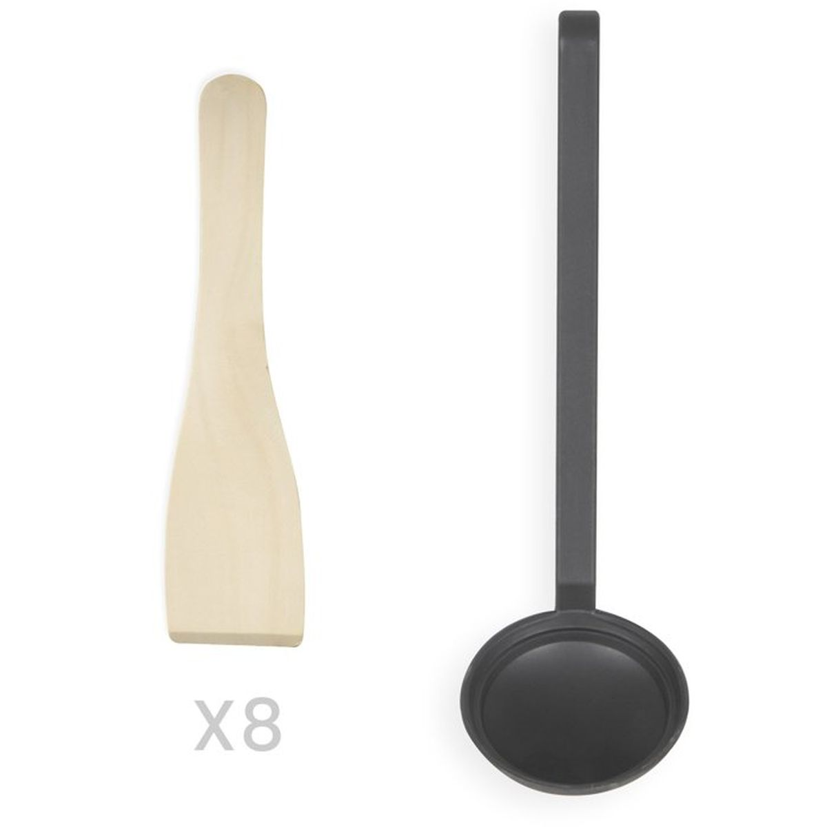 Una spatola di legno con X8 accanto e un mestolo da zuppa grigio su sfondo bianco.