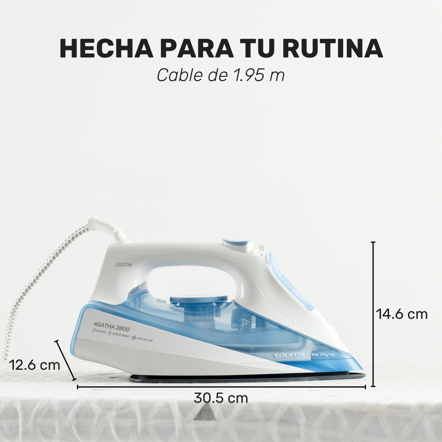 Plancha de vapor blanca con detalles azules y dimensiones de 30,5 x 14,6 x 12,6 cm sobre fondo claro.