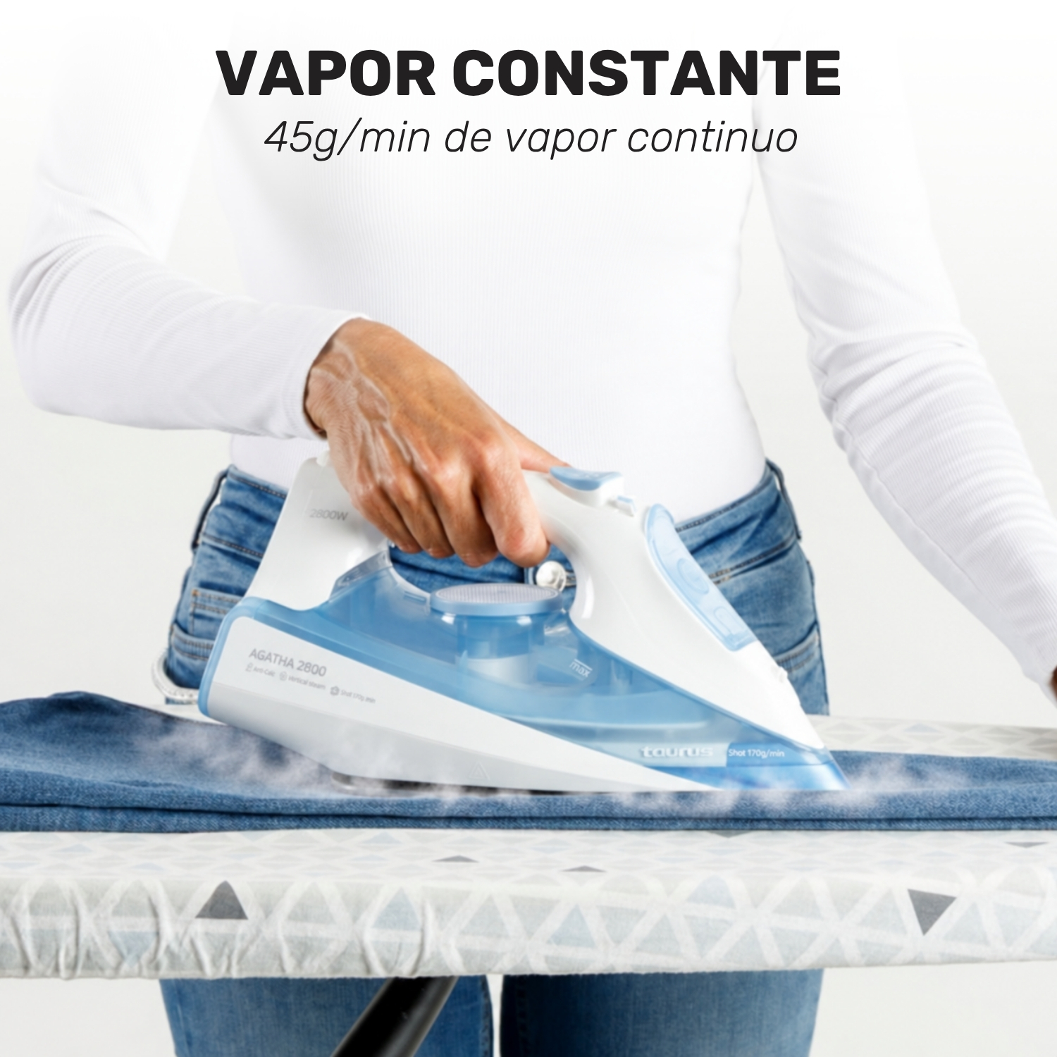 Una persona planchando vaqueros con una plancha de vapor azul.