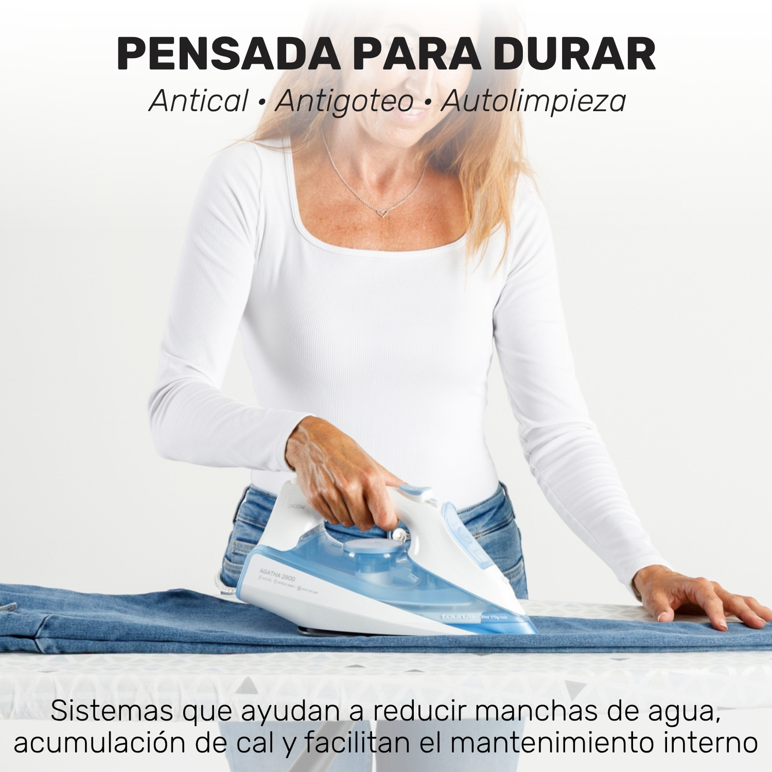Una mujer con camisa blanca plancha vaqueros con una plancha azul y blanca. Texto en español.